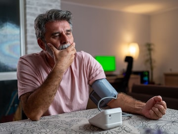 Blood Pressure : एक दिवस BP ची गोळी घेतली नाही तर चालतं का? 'कंट्रोल'मध्ये आहे म्हणून औषधं बंद करण्यापूर्वी हे भयंकर परिणाम जाणून घ्या