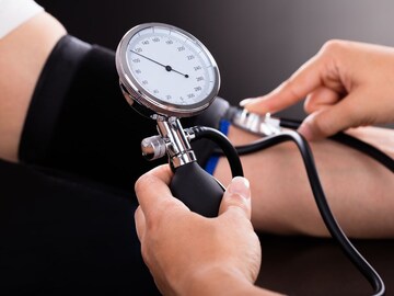 महिला आणि पुरुषांच्या वयानुसार किती रक्तदाब असावा? लगेच समजून घ्या