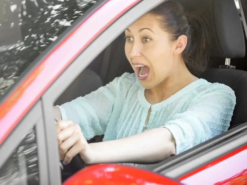 Car Brake Fail: ब्रेक हा कोणत्याही कारचा सर्वात महत्वाचा भाग असतो. ब्रेक फेल झाले तर तुमची गाडी थांबणार नाही आणि अपघात होऊ शकतो. जो जीवघेणा ठरू शकतो. आम्ही तुम्हाला सांगतो की गाडीचे ब्रेक फेल होणे अचानक होत नाही; उलट, तुमची गाडी आधीच ब्रेक फेल होण्याचे संकेत देऊ लागते. तुमच्यापैकी बहुतेक जण हे संकेत समजून घेतल्यानंतरही दुर्लक्ष करतात. तसंच, असे करणे ड्रायव्हर आणि प्रवाशांसाठी तसेच रस्त्यावरील लोकांसाठी किंवा वाहनांसाठी घातक ठरू शकते. तुम्ही हे संकेत ओळखायला शिकलात, तर तुम्ही केवळ मोठा अपघात टाळू शकत नाही तर महागड्या दुरुस्तीपासून तुमचेपैसे देखील वाचवू शकता. ब्रेक फेल होण्यापूर्वी कार आपल्याला कोणत्या इशाऱ्या देते? : Car Brake Fail: ब्रेक हा कोणत्याही कारचा सर्वात महत्वाचा भाग असतो. ब्रेक फेल झाले तर तुमची गाडी थांबणार नाही आणि अपघात होऊ शकतो. जो जीवघेणा ठरू शकतो. आम्ही तुम्हाला सांगतो की गाडीचे ब्रेक फेल होणे अचानक होत नाही; उलट, तुमची गाडी आधीच ब्रेक फेल होण्याचे संकेत देऊ लागते. तुमच्यापैकी बहुतेक जण हे संकेत समजून घेतल्यानंतरही दुर्लक्ष करतात. तसंच, असे करणे ड्रायव्हर आणि प्रवाशांसाठी तसेच रस्त्यावरील लोकांसाठी किंवा वाहनांसाठी घातक ठरू शकते. तुम्ही हे संकेत ओळखायला शिकलात, तर तुम्ही केवळ मोठा अपघात टाळू शकत नाही तर महागड्या दुरुस्तीपासून तुमचेपैसे देखील वाचवू शकता. ब्रेक फेल होण्यापूर्वी कार आपल्याला कोणत्या इशाऱ्या देते? :