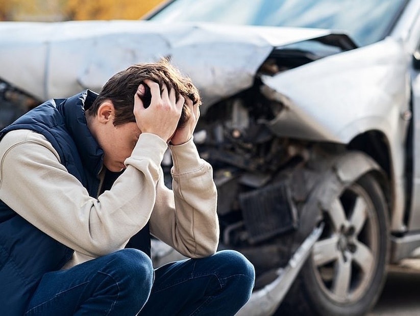 ब्रेक पेडलमध्ये वायब्रेशन: ब्रेक लावताना तुम्हाला पॅडलमध्ये तीव्र धक्का किंवा वायब्रेशन जाणवते, तेव्हा असमान ब्रेक डिस्क वेअरमुळे असू शकते. याला तांत्रिकदृष्ट्या 