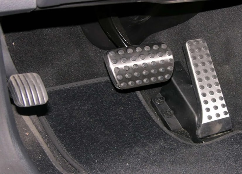 किंचाळणारा आवाज: ब्रेक लावताना तुम्हाला तीक्ष्ण, किंचाळणारा आवाज ऐकू आला तर तुमचे ब्रेक पॅड जीर्ण झाले आहेत आणि ते ताबडतोब बदलणे आवश्यक आहे. काही ब्रेक पॅडमध्ये एक लहान धातूचा इंडिकेटर असतो जो डिस्कवर घासल्यावर हा आवाज येतो.