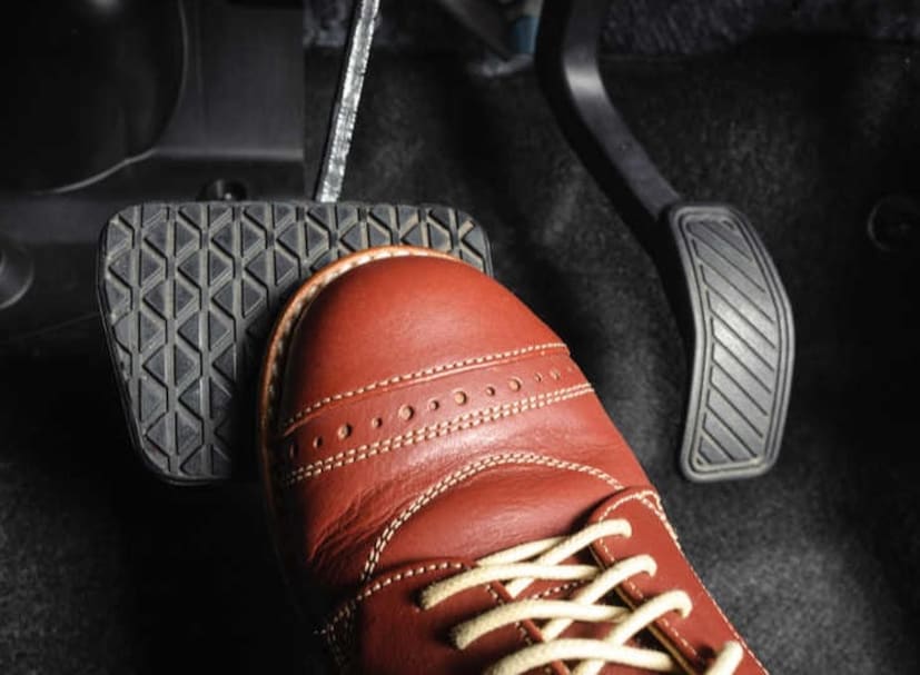 खडखडात किंवा घासण्याचा आवाज: ही एक अतिशय धोकादायक स्टेज आहे. याचा अर्थ ब्रेक पॅड पूर्णपणे जीर्ण झाले आहेत आणि आता मेटल-टू-मेटल घर्षण होत आहे. यामुळे ब्रेकिंग क्षमता कमी होतेच पण तुमच्या ब्रेक डिस्कचेही गंभीर नुकसान होते.