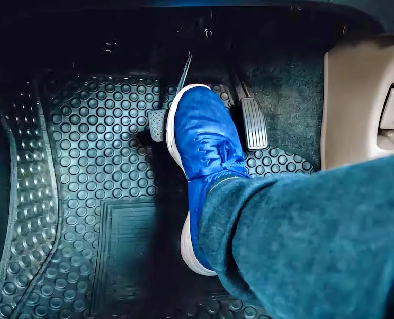 लूज किंवा स्पंजी ब्रेक पेडल: तुम्ही ब्रेक लावता आणि पेडल खूप खालीपर्यंत जाते, किंवा दाबल्यावर मऊ/स्पंजी वाटते, तेव्हा हे ब्रेक सिस्टममध्ये हवा किंवा ब्रेक फ्लुइड लीक होण्याचा संकेत असू शकतो. फ्लूइड लीकमुळे ब्रेक प्रेशर कमी होतो. ज्यामुळे तुमच्या कारसाठी थांबणे जास्त आणि कठीण होऊ शकते, ज्यामुळे जीवघेणी परिस्थिती निर्माण होऊ शकते.