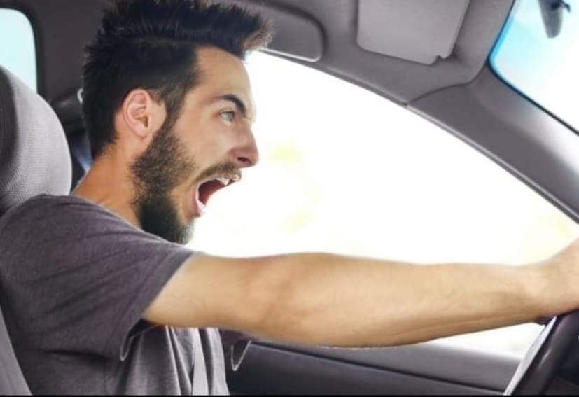 ब्रेक लावताना कार एका बाजूला खेचणे: ब्रेक लावताना तुमची कार डावीकडे किंवा उजवीकडे खेचत असेल, तर ते एका बाजूच्या ब्रेक पॅड किंवा कॅलिपरमध्ये समस्या दर्शवते आणि ब्रेकिंग फोर्स दोन्ही चाकांना समान प्रमाणात लागू होत नाही. अशा परिस्थितीत गाडी चालवणे अत्यंत असुरक्षित आहे.