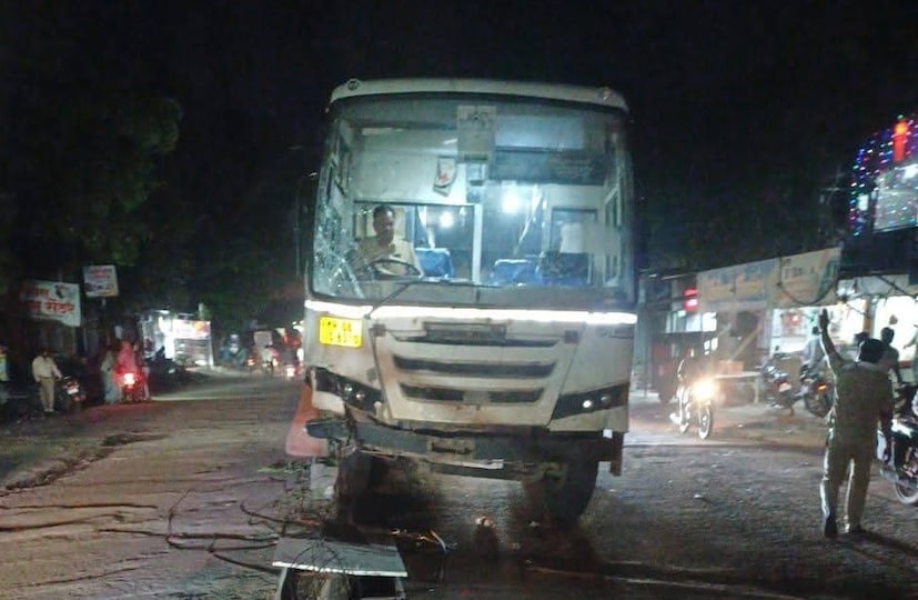 एसटी चालकाच्या या धाडसामुळे आणि वेळेवर घेतलेल्या निर्णयामुळेच मोठी जीवितहानी टळली, असे नागरिकांनी सांगितले. अपघाताची माहिती मिळताच तातडीने पोलीस आणि एसटी महामंडळाचे अधिकारी घटनास्थळी दाखल झाले. त्यांनी परिस्थितीची पाहणी करून पंचनामा केला आहे. 