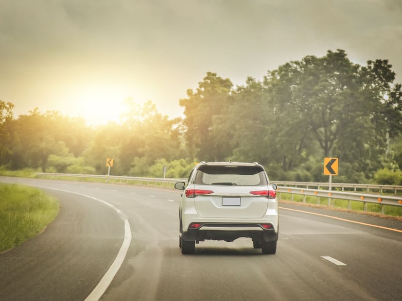 यामागचं मूळ 18 व्या शतकातील अमेरिकेतील 'घोडागाड्यांमध्ये' आहे. त्याकाळी घोडागाडी चालवणारे (टीमस्टर्स) हे डाव्या बाजूला बसायचे, कारण त्यांना चाबूक वापरताना किंवा समोरून येणाऱ्या गाड्यांना व्यवस्थित पाहता यायचं. रस्त्याच्या उजव्या बाजूने गाडी चालवताना, चालकाला समोरून येणाऱ्या गाड्या आणि वळणं अधिक स्पष्ट दिसावी यासाठी स्टेअरिंग डावीकडे (LHD) असणं अत्यंत सोयीचं ठरतं.