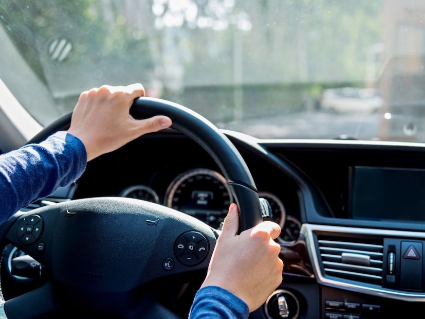 यामागचं मुख्य कारण आहे 'वाहतुकीचा नियम'थोडक्यात सांगायचं तर, गाडीचं स्टेअरिंग डावीकडे की उजवीकडे हे मुख्यत त्या देशातील वाहतुकीच्या नियमांवर आणि ऐतिहासिक परंपरेवर अवलंबून असतं.