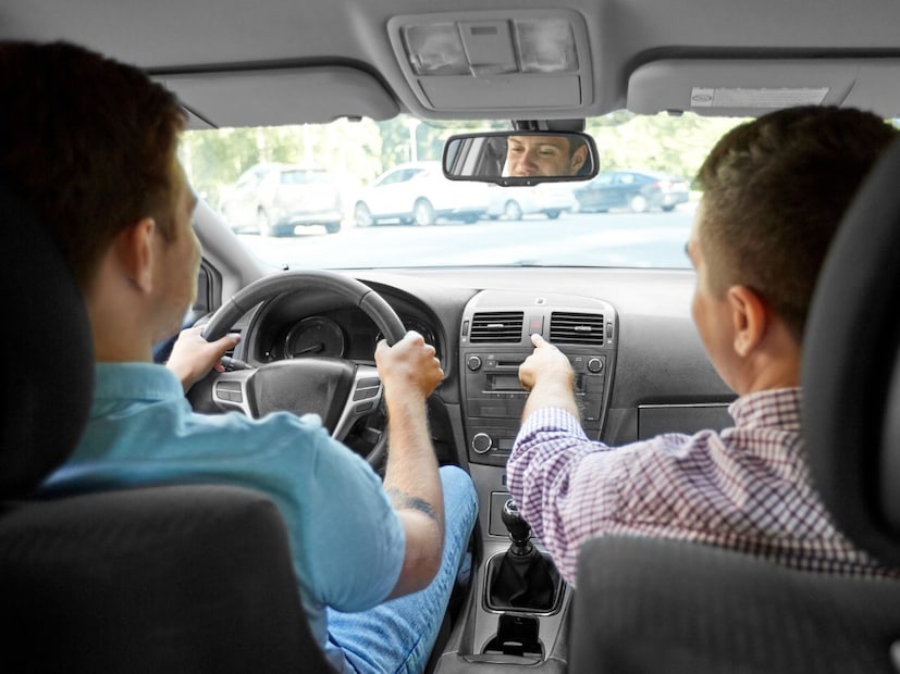 अमेरिकेत स्टेअरिंग डाव्या बाजूला का?अमेरिका आणि युरोपातील बहुतांश देशांमध्ये स्टेअरिंग व्हील डाव्या बाजूला (Left-Hand Drive - LHD) असतं. यामागचं कारणही तितकंच रंजक आहे: