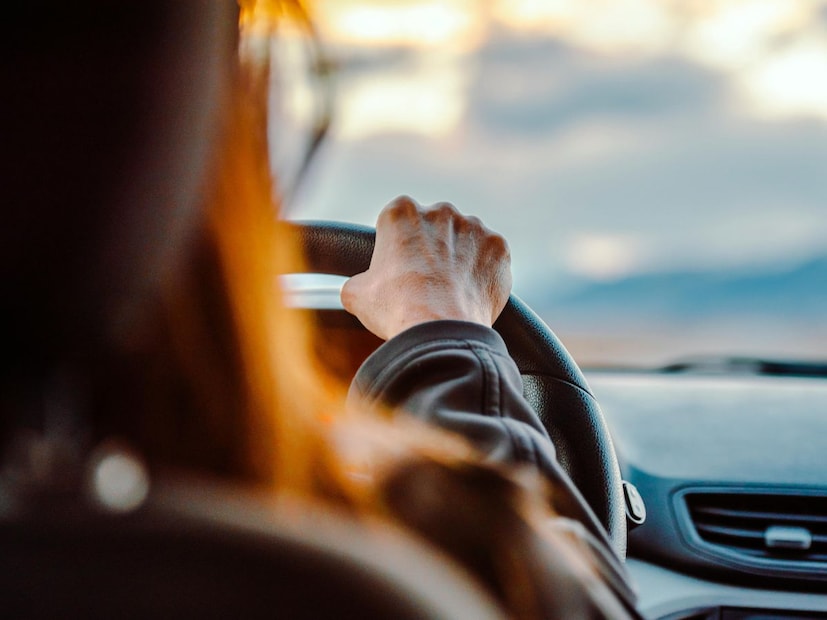 भारतात स्टेअरिंग उजव्या बाजूला का?फक्त भारतच नाही, तर ब्रिटन, जपान आणि ऑस्ट्रेलिया यांसारख्या अनेक देशांमध्ये गाडीचं स्टेअरिंग व्हील उजव्या बाजूला (Right-Hand Drive - RHD) असतं. यामागे एक जुनी आणि ऐतिहासिक परंपरा आहे