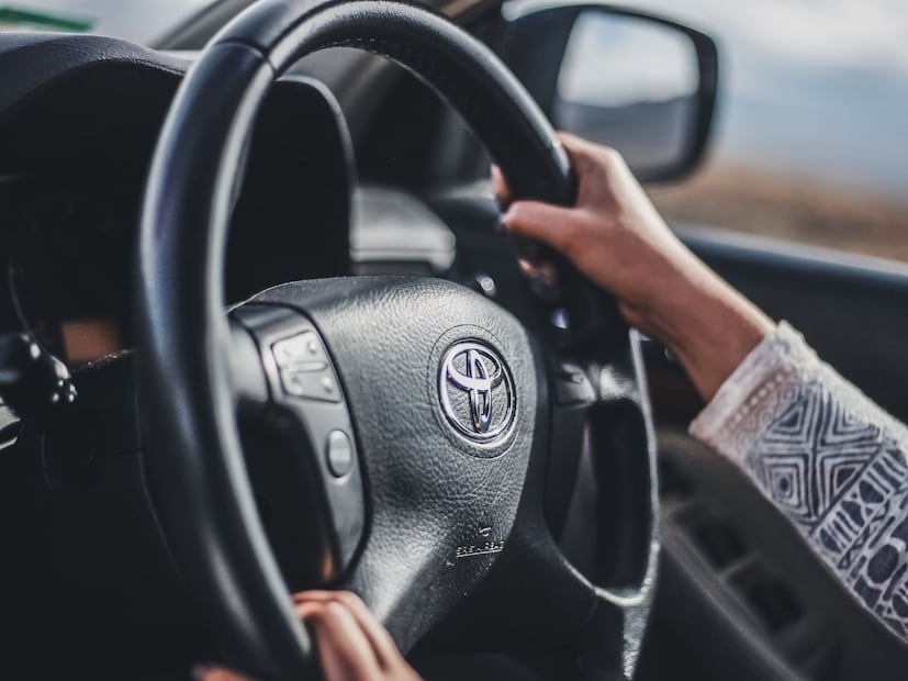 ब्रिटिश वारसा: भारतात मोटारगाड्या प्रथम वापरात आल्या, तेव्हा इथे ब्रिटीश राजवट होती. ब्रिटनमध्ये रस्त्याच्या डाव्या बाजूने (Left-Hand Traffic - LHT) वाहन चालवण्याचा नियम आहे. सोयीचं गणित: रस्त्याच्या डाव्या बाजूने गाडी चालवायची असेल, तर चालकाला समोरून येणारी गाडी किंवा ओव्हरटेक करताना जास्त स्पष्ट दिसावं यासाठी स्टेअरिंग उजव्या बाजूला असणं अधिक सोयीचं ठरतं.