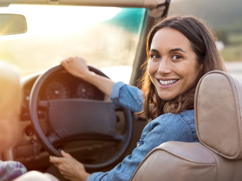 तुम्ही कधी विचार केला आहे का, की आपल्या भारतातील कारचं स्टेअरिंग (Steering Wheel) उजव्या बाजूला का असतं, तर अमेरिकेत किंवा युरोपमध्ये ते डाव्या बाजूला का दिसतं? गाडी तीच, कंपनी तीच, पण स्टेअरिंगची जागा मात्र बदललेली!हा काही केवळ डिझाईनचा भाग नाहीये. यामागे केवळ रस्त्याचा नियम नाही, तर इतिहास, परंपरा आणि चालकाची सोय अशा अनेक गोष्टी दडलेल्या आहेत.