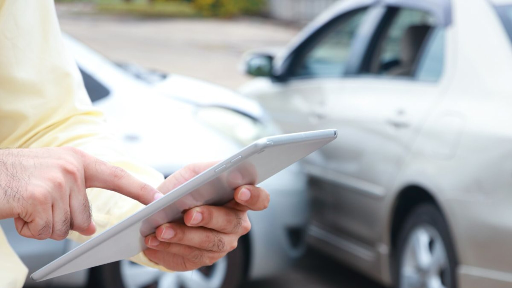 Car insurance : फक्त स्वस्त नाही, ‘योग्य’ पॉलिसी निवडा; कार इन्शुरन्स घेताना 'या' गोष्टी लक्षात ठेवा