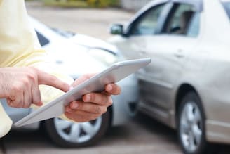 फक्त स्वस्त नाही, ‘योग्य’ पॉलिसी निवडा; कार इन्शुरन्स घेताना 'या' गोष्टी लक्षात