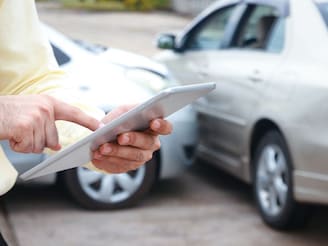 फक्त स्वस्त नाही, ‘योग्य’ पॉलिसी निवडा; कार इन्शुरन्स घेताना 'या' गोष्टी लक्षात