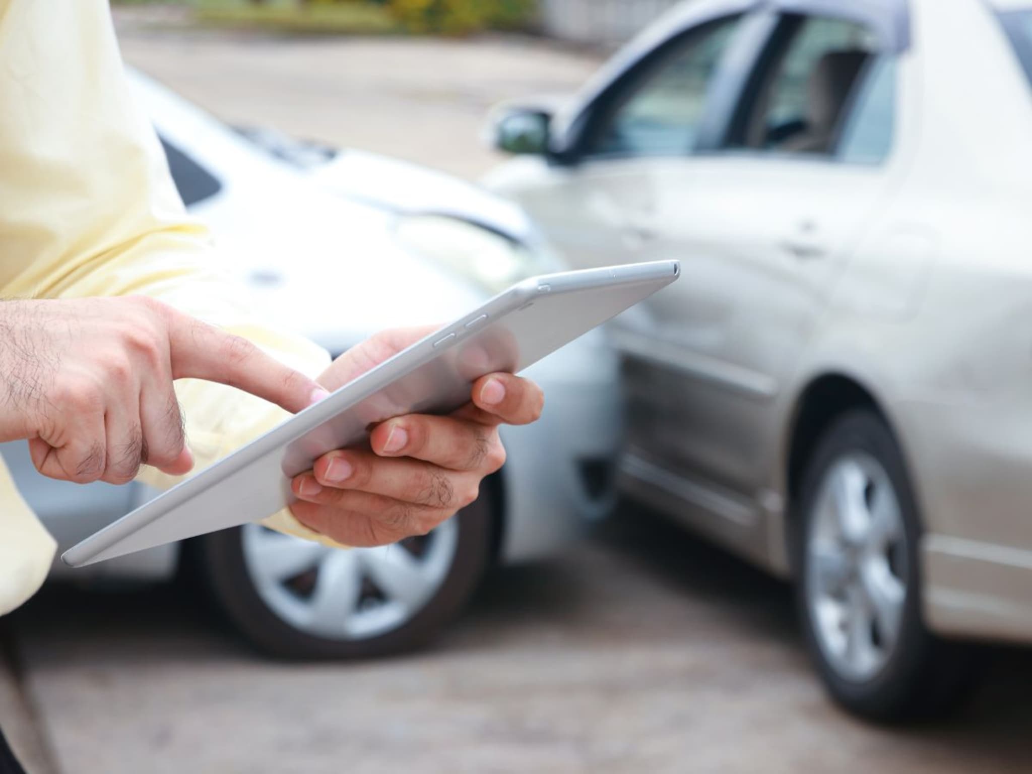 Car insurance : फक्त स्वस्त नाही, ‘योग्य’ पॉलिसी निवडा; कार इन्शुरन्स घेताना 'या' गोष्टी लक्षात ठेवा