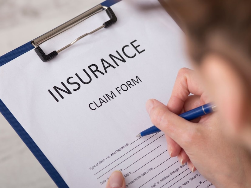 पूर आणि नैसर्गिक आपत्तीपासून संरक्षण, फक्त स्वस्त बघून पॉलिसी निवडू नका. केवळ काही हजार वाचवण्यासाठी लोक थर्ड पार्टी पॉलिसी घेतात. पण जर नवीन कारचं अपघातात मोठं नुकसान झालं, तर संपूर्ण खर्च तुमच्याच खिशातून जाईल.थोडा अधिक प्रीमियम देऊन कॉम्प्रिहेन्सिव्ह पॉलिसी घेणं नेहमीच स्मार्ट निर्णय आहे.