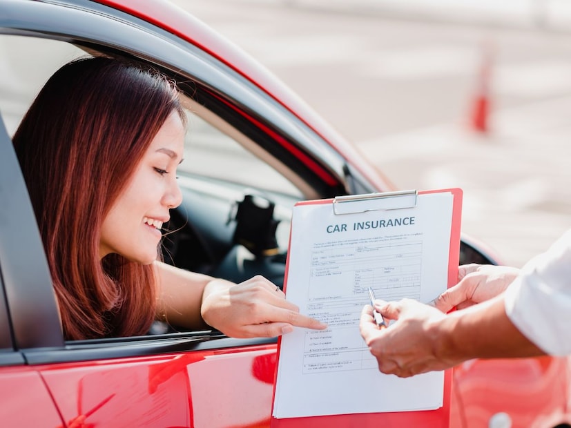 अनेक डीलर कारसोबत इन्शुरन्स ‘पॅकेज डील’ म्हणून देतात. त्यामुळे ग्राहकांना वाटतं की हे अनिवार्य आहे. पण IRDAI च्या नियमांनुसार तुम्ही कोणत्याही कंपनीकडून, आपल्या पसंतीचा इन्शुरन्स प्लॅन घेऊ शकता. डीलरकडून घेतलेल्या पॉलिसीत कमी पर्याय, जास्त प्रीमियम आणि कमिशनचा खर्चही जोडलेला असतो.