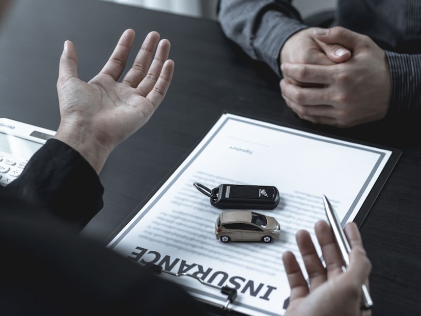 लाँग-टर्म प्लॅन अधिक फायदेशीरबहुतेक ग्राहक एक वर्षाचा इन्शुरन्स घेतात आणि दर वर्षी नूतनीकरण करतात. पण हे त्रासदायक ठरू शकतं.
त्यापेक्षा 3 वर्षांचा लाँग-टर्म प्लॅन पैसे वाचवतो आणि रिन्यूअलची चिंता दूर करतो.