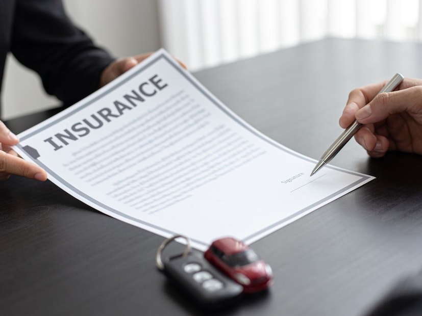 याउलट, ऑनलाइन इन्शुरन्स घेतल्यास तुम्ही विविध कंपन्यांचे प्लॅन, कव्हरेज, अॅड-ऑन आणि प्रीमियमची तुलना करून योग्य पॉलिसी निवडू शकता. उदाहरणार्थ डीलर 25 हजार रुपयांचा प्लॅन देत असेल तर तोच प्लॅन ऑनलाइन 18 हजारांमध्ये मिळू शकतो, म्हणजे थेट 7 हजार रुपयांची बचत.