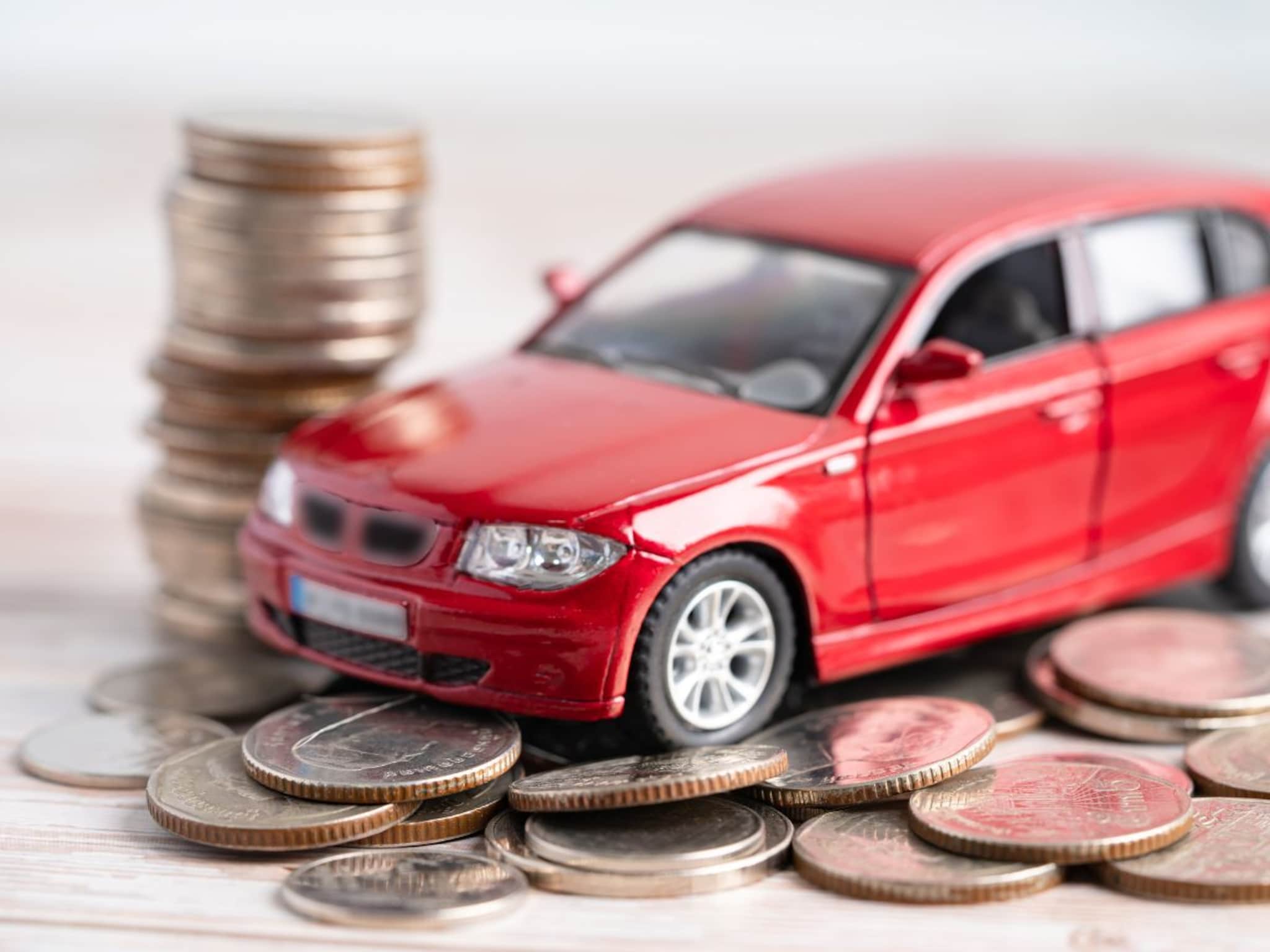 Car and Bike Insurance : थर्ड पार्टी की कॉम्प्रिहेन्सिव्ह, गाडीसाठी कोणतं इन्शुरन्स बेस्ट? निवडताना 'या' चुका टाळा