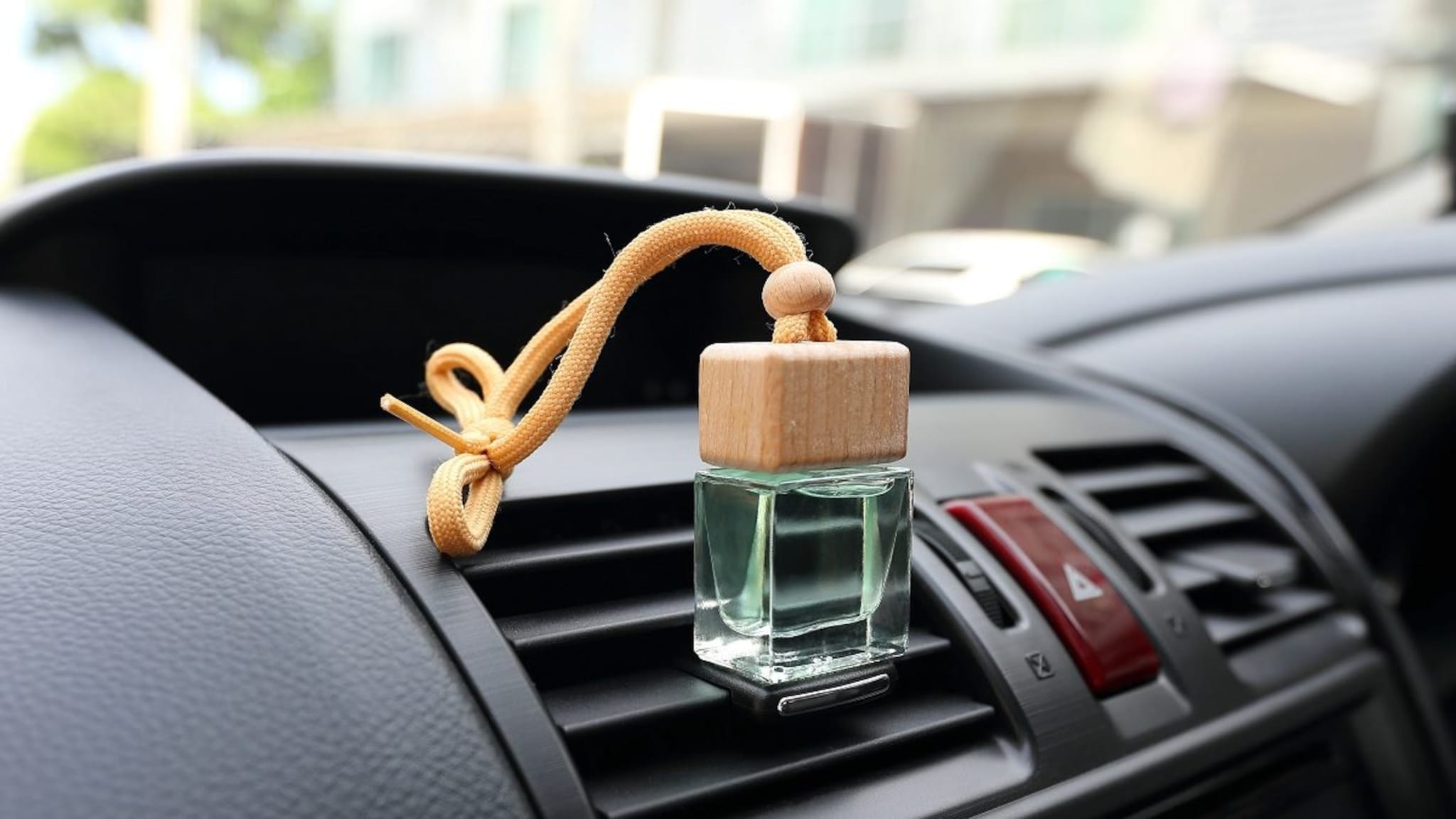 कारमध्ये परफ्यूम लावण्याचे आहेत मोठे दुष्परिणाम! अनेक लोक करताय चूक 
