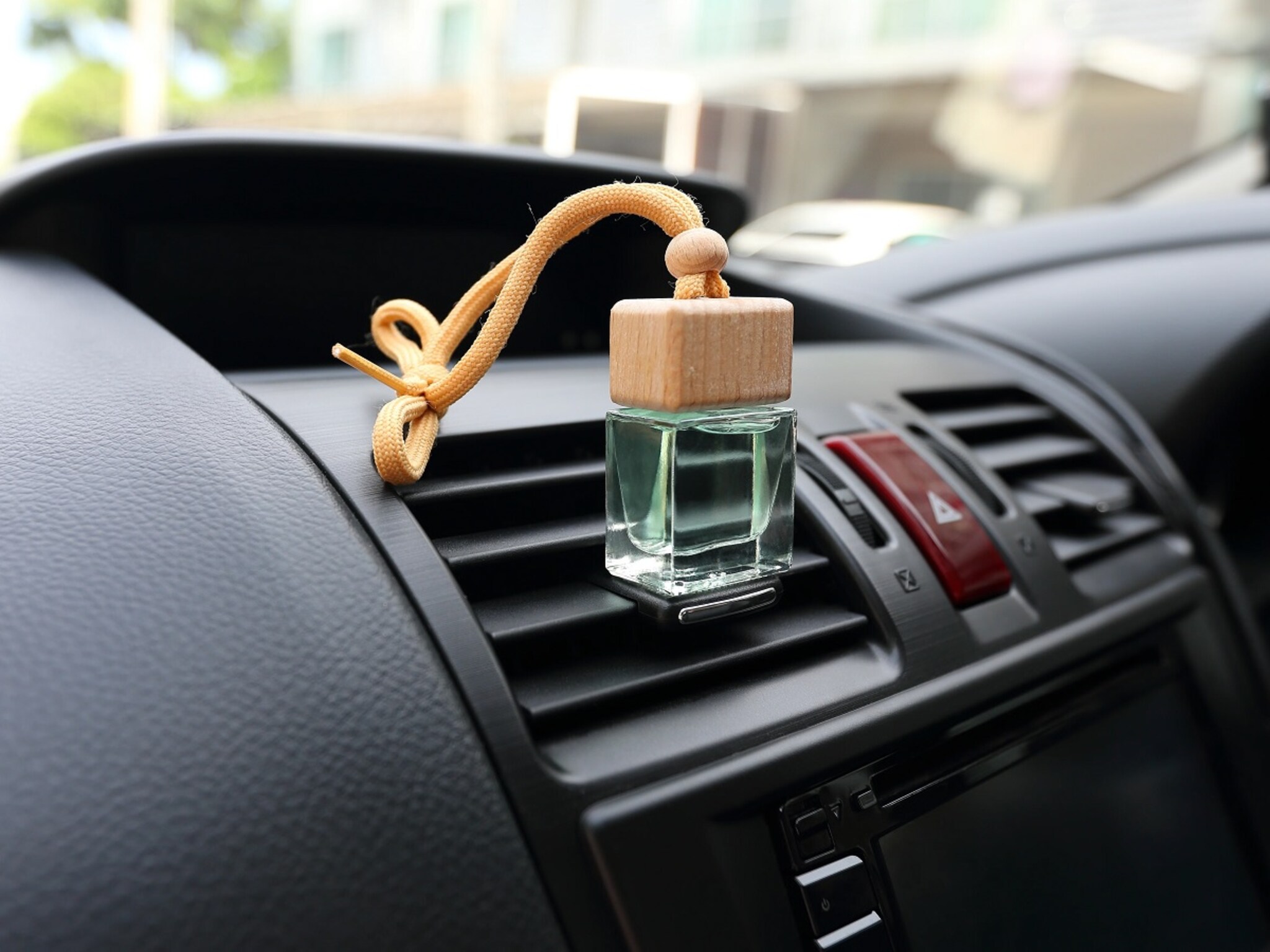 कारमध्ये परफ्यूम लावण्याचे आहेत मोठे दुष्परिणाम! अनेक लोक करताय चूक 