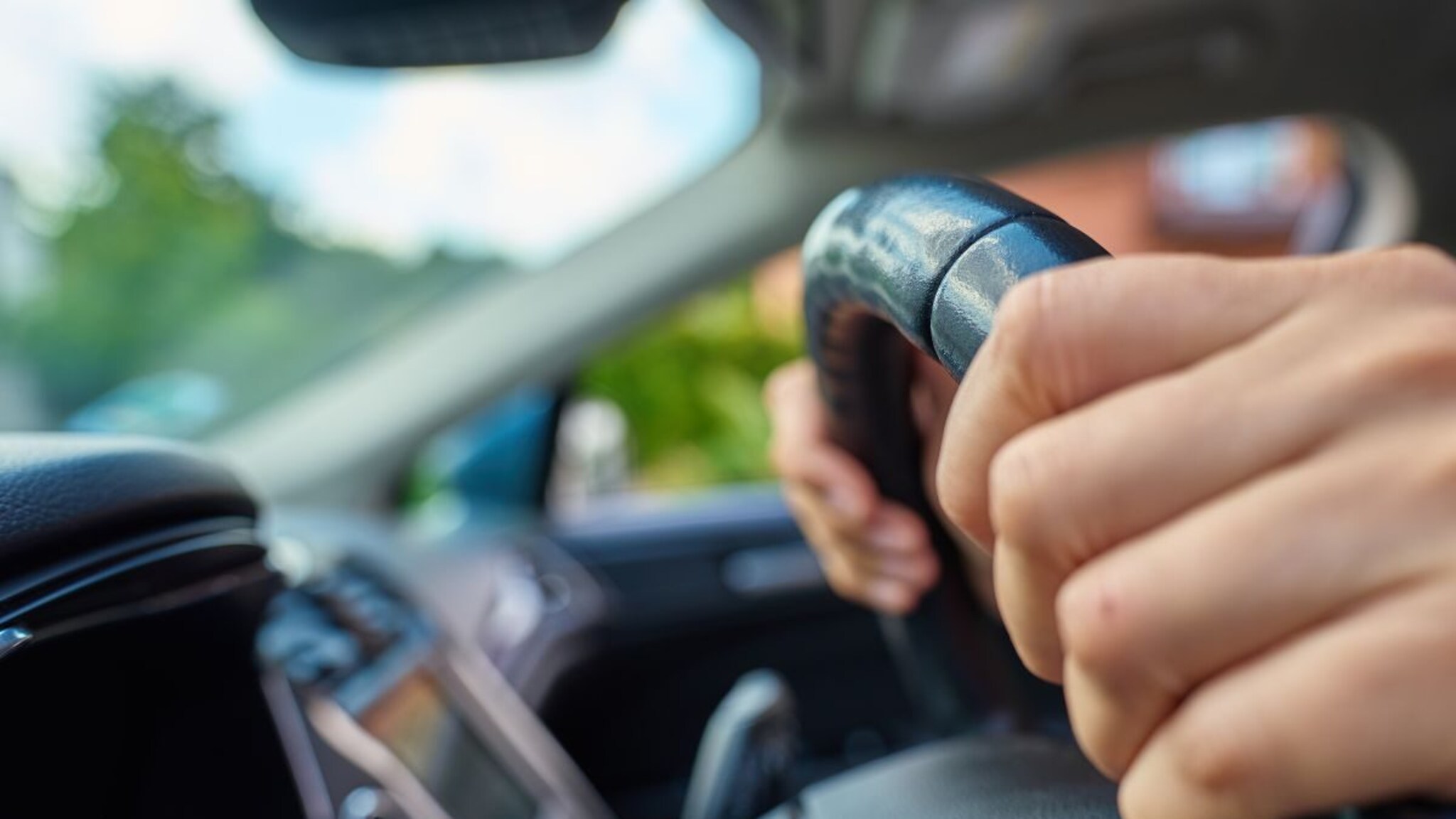 Interesting Facts : कारचं स्टेअरिंग भारतात उजवीकडे, तर अमेरिकेत डावीकडे का असतं? हे आहे यामागचं इंटरेस्टिंग कारण