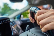 Interesting Facts : कारचं स्टेअरिंग भारतात उजवीकडे, तर अमेरिकेत डावीकडे का असतं? हे आहे यामागचं इंटरेस्टिंग कारण