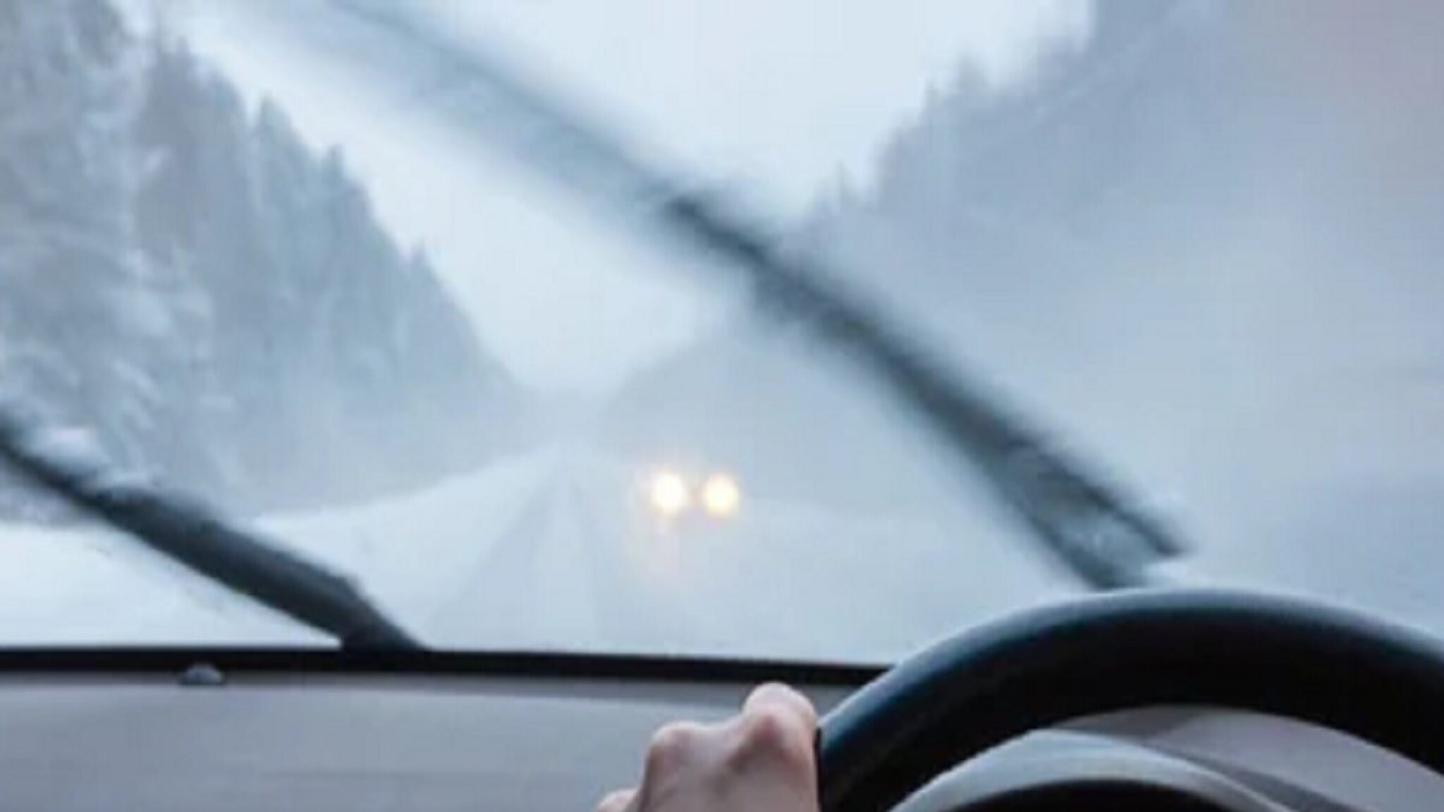 हिवाळ्यात फॉगमुळे त्रस्त आहात? या 5 ट्रिकने लगेच स्वच्छ होईल Car Windshield