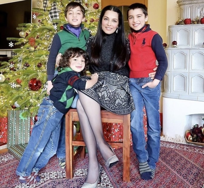 लग्नानंतर २०१२ मध्ये त्यांना जुळे मुलगे झाले. त्यानंतर २०१७ मध्ये पुन्हा जुळ्या मुलांचा जन्म झाला, पण दुर्दैवाने त्यापैकी एकाचा मृत्यू झाला. सध्या सेलिना आणि पीटर यांना तीन मुलगे आहेत.