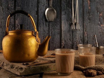 चहा बनवायला फक्त 5 मिनिटं, 'या' सोप्या ट्रिकने बनवा हॉटेलसारखा कडक 'मसाला चहा'