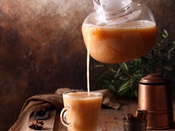 चहा की दारु दोन्हीपैकी आरोग्यासाठी सर्वात घातक काय? व्यसन असेल तर आधी हे वाचा