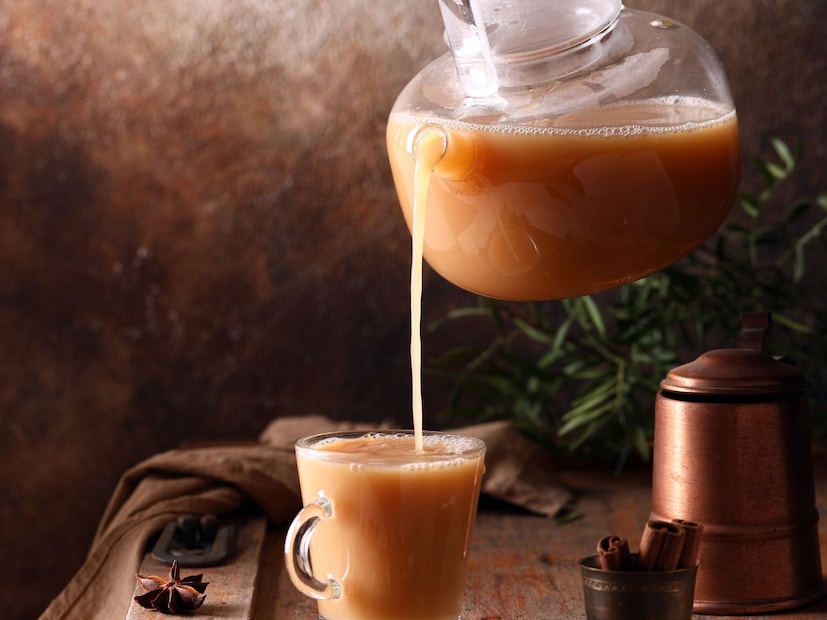 आजकालच्या धकाधकीच्या जीवनात अनेक लोक चहा आणि दारू या दोन्हीपैकी एका तरी पदार्थाचे सेवन करताना दिसतात. काहीजणांसाठी चहा हे दैनंदिन जीवनाचा अविभाज्य भाग आहे, तर काहीजणांसाठी दारू हे तणावमुक्तीचे किंवा मनोरंजनाचे साधन. असे अनेक लोक आहेत ज्यांचं चहा प्यायलं नाही तर दिवस चांगला जात नाही. तर काही लोक असे आहेत जे दारु प्यायल्याशिवाय त्यांना रात्री शांत झोप लागत नाही. ज्यामुळे दोन्ही गोष्टी माणसासाठी व्यसनच आहे.