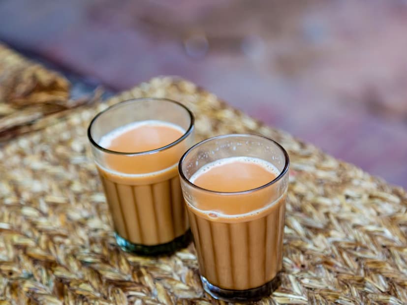 पण मसाला चहा घरी बनवणं अनेकांना अशक्य वाटतं कारण टपरी सारखा चहा घरी बनतच नाही. पण काळजी करु नका आम्ही तुम्हाला मसाला चहा पर्फेक्ट कसा बनवायचा. त्याची चव कशी मेन्टेन ठेवायची हे सांगणार आहोत. ज्यामुळे तुमचं काम एकदम हलकं होईल.