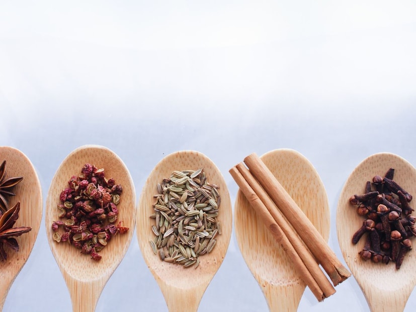 साहित्यसुंठ (वाळलेलं आलं)५० ग्रॅम
वेलची (हिरवी वेलची)२५ ग्रॅम
काळी मिरी२० ग्रॅम
लवंग १५ ग्रॅम
दालचिनी (तुकडे)१० ग्रॅम
जायफळ (अर्धा तुकडा)५ ग्रॅम