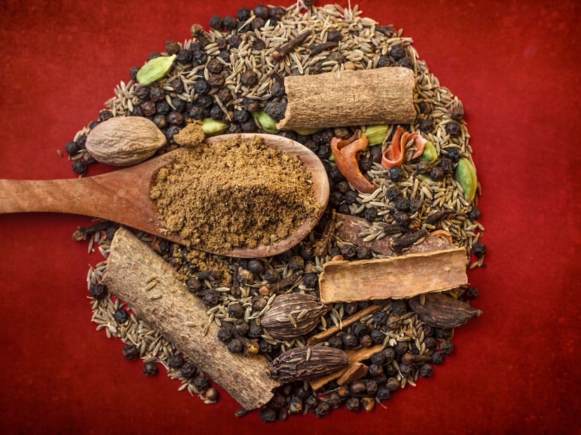 स्टेप-बाय-स्टेप रेसिपी:हा मसाला एकदा बनवून ठेवला की तुम्ही महिनाभर किंवा त्याहून अधिक काळ वापरू शकता.
1. साहित्य भाजून घ्या (Roasting):गॅसवर एक कढई गरम करा आणि त्यात सुंठ, लवंग, काळी मिरी आणि दालचिनी मंद आचेवर ३-४ मिनिटे हलके भाजून घ्या. मसाल्यांचा सुगंध येऊ लागला की गॅस बंद करा.
टीप: वेलची आणि जायफळ जास्त भाजण्याची गरज नाही, कारण त्यांचा नैसर्गिक सुगंध टिकून राहणे महत्त्वाचे आहे.