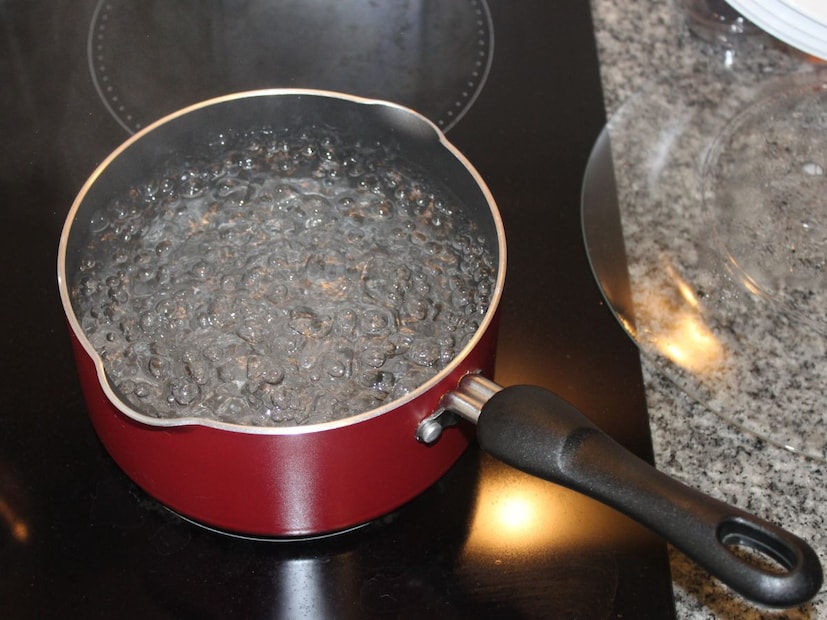 मसाला चहा कसा बनवायचा? (Masala Chai Recipe)मसाला तयार झाल्यावर गरमागरम मसाला चहा बनवणे खूप सोपे आहे.
साहित्य (२ कपांसाठी):
पाणी: १ कप
दूध: १ कप
चहा पावडर: १-२ चमचे (आवडीनुसार)
साखर: २ चमचे (आवडीनुसार)
तयार चहा मसाला: पाव (1/4)