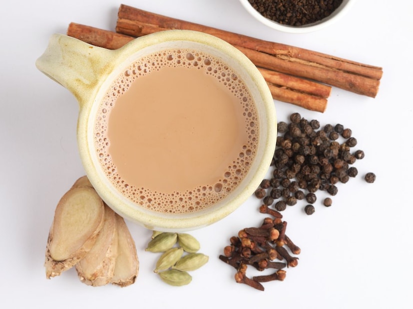 भारतीय जीवनशैलीचा एक अविभाज्य भाग म्हणजे 'चहा'. थंडी असो, पावसाळा असोत किंवा अगदी कडक उन्हाळा लोकांना सकाळी उठलं की चहा लागतोच. पावसाळा आणि हिवाळ्यात लोक आल्याचा चहा जास्त पिणं पसंत करतात. कारण याच्या सुगंधाने चहा अप्रतिम होते. एवढंच नाही तर आल्याच्या चहामध्ये औषधी गुणधर्म असतात, त्यामुळे ते पिणं आरोग्यासाठी चांगलं असतं.