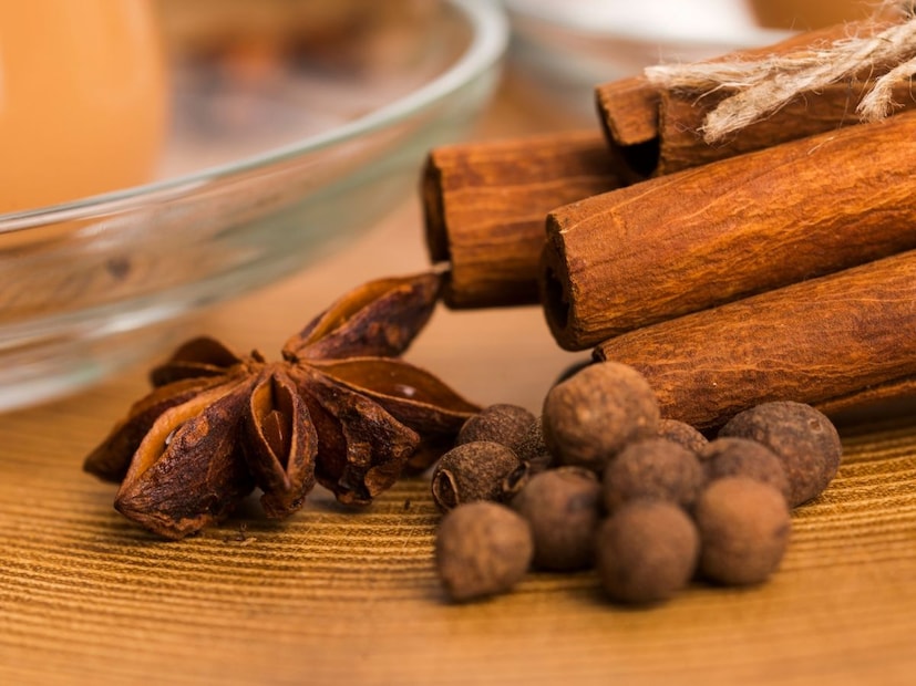 2. थंड करा:भाजलेले सर्व मसाले एका प्लेटमध्ये काढून घ्या आणि त्यांना पूर्णपणे थंड होऊ द्या. गरम मसाले मिक्सरमध्ये वाटल्यानंतर त्यांचा वास उडून जातो. 3. थंड झाल्यावर भाजलेले मसाले, वेलची आणि जायफळाचे तुकडे मिक्सरच्या भांड्यात घ्या. हाताने चेक करा, मसाला एकदम बारीक पावडर होईपर्यंत दळून घ्या.

4. हा तयार झालेला मसाला हवाबंद काचेच्या बरणीत (Air Tight Jar) भरून ठेवा. त्यामुळे त्याचा सुगंध आणि ताजेपणा दीर्घकाळ टिकून राहतो.