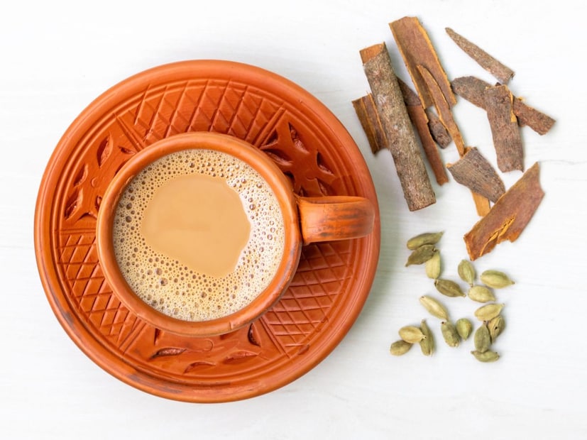 तिखटपणा कशामुळे येतो? (Science Behind the Spice)आल्यामध्ये 'जिंजरॉल' (Gingerol) नावाचे नैसर्गिक तेल असते. हेच तेल आल्याला त्याचा विशिष्ट तिखटपणा आणि आरोग्यदायी गुणधर्म देते. जेव्हा तुम्ही आले जास्त प्रमाणात वापरता किंवा ते खूप बारीक करून (किसून/बारीक कुटून) जास्त वेळ उकळता, तेव्हा हे 'जिंजरॉल' जास्त प्रमाणात चहामध्ये उतरते. यामुळे चहा तिखट लागतो.