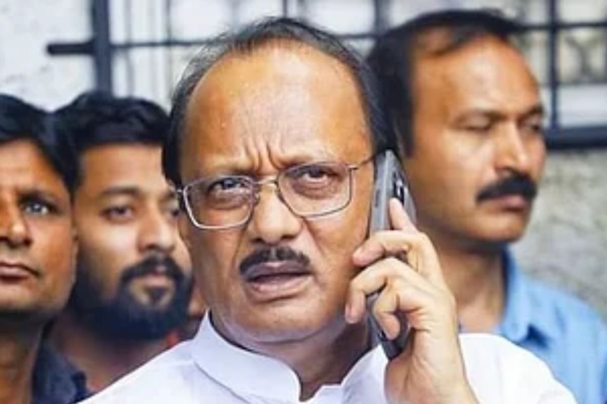 अजितदादांचा बालेकिल्ला धोक्यात? कार्यकर्त्यांचा असंतोष उफाळला, उमेदवारांचं पलायन