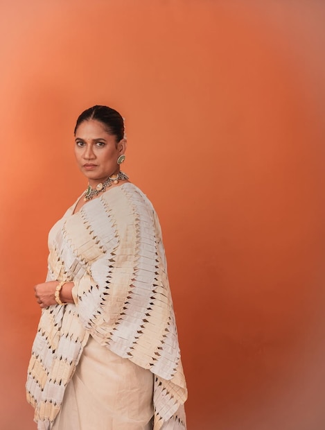 चॉकलेटी कलरची साडी, केसात अबोलीचा गजरा, खांद्यावर पदर घेत त्या जत्रेला पोहोचल्या. त्यांच्या गावची सातेरी देवीची जत्रा तसंच पालखी सोहळा देखील होता. 