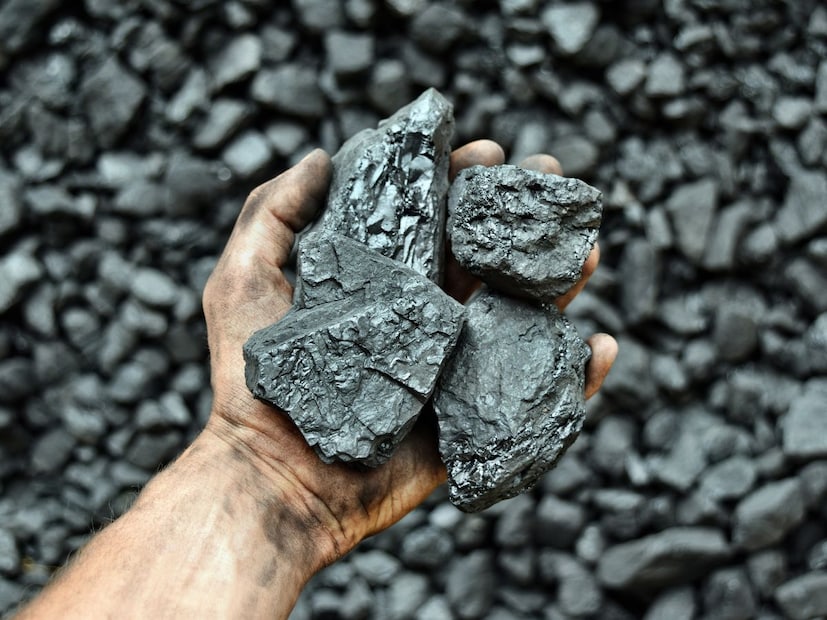  <br />"ब्लॅक गोल्ड" म्हणजे काय?<br />या प्रश्नाचे उत्तर देण्यापूर्वी, 'ब्लॅक गोल्ड' म्हणजे काय हे समजून घेणे आवश्यक आहे. 'ब्लॅक गोल्ड' ही संज्ञा कोळसा (Coal) यासाठी वापरली जाते. कोळसा हा एक महत्त्वाचा नैसर्गिक संसाधन आहे, जो ऊर्जा निर्मितीसाठी मोठ्या प्रमाणावर वापरला जातो. औद्योगिकीकरण आणि आर्थिक विकासात त्याची भूमिका अनमोल आहे, म्हणूनच त्याला 'ब्लॅक गोल्ड' असे म्हटले जाते.