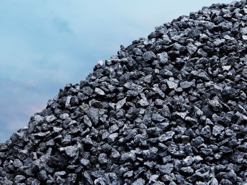 कोळसा खाणकाम (coal mining) हा झारखंडच्या अर्थव्यवस्थेचा एक महत्त्वाचा आधारस्तंभ आहे. या उद्योगामुळे मोठ्या प्रमाणात रोजगार निर्मिती होते आणि राज्याच्या महसुलातही महत्त्वपूर्ण भर पडते.