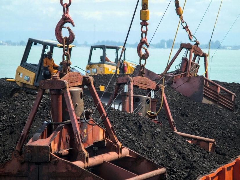 मुख्य कोळसा उत्पादक प्रदेश: झारखंडमध्ये धनबाद (Dhanbad) हे शहर 'भारताची कोळसा राजधानी' म्हणून ओळखले जाते. याशिवाय, बोकारो (Bokaro), गिरीडीह (Giridih), करगळी (Kargali), झरिया (Jharia), रामगढ (Ramgarh), करणपुरा (Karanpura) आणि कुज्जु (Kuju) यांसारख्या ठिकाणी मोठ्या प्रमाणात कोळसा खाणी (coal mines) आहेत.