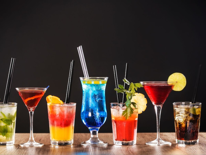 आता तुम्हाला हे ऐकून आश्चर्य वाटलं असेल, पण हे खरं आहे. वाइन एक्स्पर्ट सोनल हॉलंड सांगतात की, लोकांची ही चुकीची समजूत त्यांच्या आरोग्यासाठी धोकादायक ठरू शकते. त्यांच्या मते, प्रत्येक कॉकटेल “लाइट” असेलच असं नाही. काही लोकप्रिय कॉकटेल्समध्ये अल्कोहोलचं प्रमाण खूप जास्त असतं. उदाहरणार्थ, लाँग आयलंड आयस्ड टी (LIIT) किंवा नेग्रोनी सारख्या ड्रिंक्समध्ये एका मोठ्या व्हिस्की पेगपेक्षाही जास्त अल्कोहोल असू शकतं.