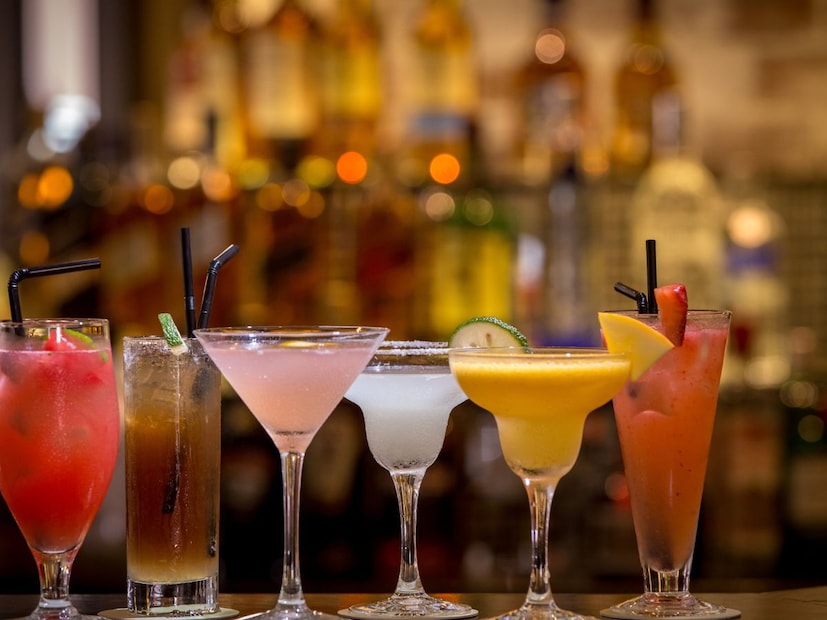 किती वेगात पिता हेही महत्त्वाचंतुम्ही कॉकटेल किती हळू किंवा पटकन पिता, यावरही नशेचा परिणाम अवलंबून असतो. जे लोक हळूहळू पितात, त्यांचं शरीर अल्कोहोल हळू प्रक्रिया करतं. पण कॉकटेलमध्ये असलेलं विविध प्रकारचं अल्कोहोल जलद प्रभाव दाखवतं, त्यामुळे नशा अचानक चढते.