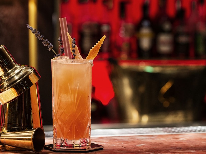 वाइन एक्स्पर्ट सोनल हॉलंड शेवटी सांगतात “कॉकटेल हे फक्त टेस्टसाठी किंवा कलरफुल दिसण्यासाठी बनवलेले नसतात. त्यात किती अल्कोहोल आहे हे जाणून घेणंही तितकंच महत्त्वाचं आहे. कारण लाँग आयलंड आयस्ड टी (LIIT) किंवा नेग्रोनी सारख्या कॉकटेल्समधील अल्कोहोलचं प्रमाण अत्यंत जास्त असू शकतं. त्यामुळे चव उपभोगताना सावधगिरी बाळगा आणि मर्यादा ओलांडू नका.”