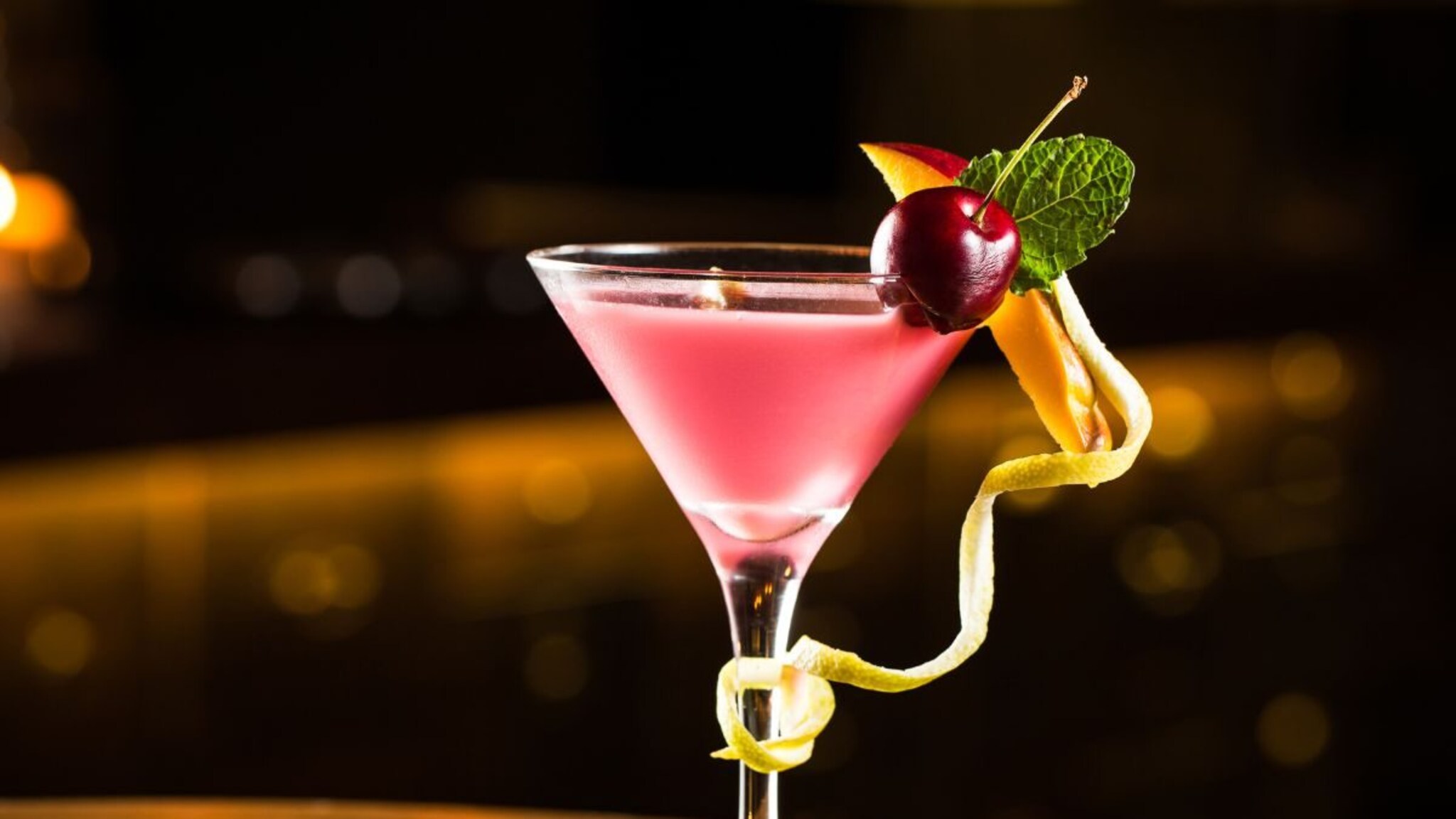 कॉकटेल की व्हिस्की? नशेच्या रेसमध्ये कोण भारी? वाइन एक्स्पर्टचं उत्तर ऐकून विचारात पडाल