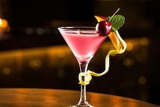 कॉकटेल की व्हिस्की नशेच्या रेसमध्ये कोण भारी? वाइन एक्स्पर्टचं उत्तर एकदा वाचा